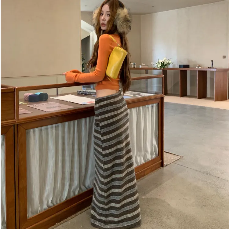 甜辣妹V领长袖T恤女秋冬内搭修身打底绝美漂亮上衣法式复古半身裙