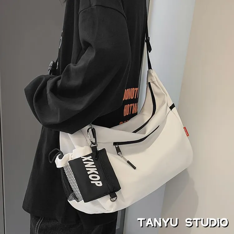 探屿斜挎包男工装风潮牌邮差包大容量男士单肩包小众学生男款背包