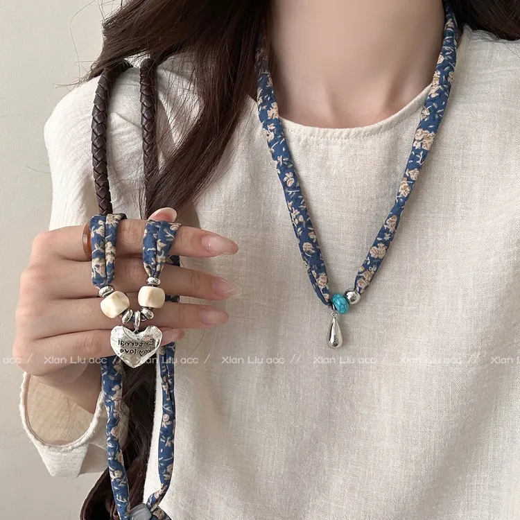 非金属布艺项链 深蓝色碎花丝巾爱心项链女秋冬设计感长款毛衣链