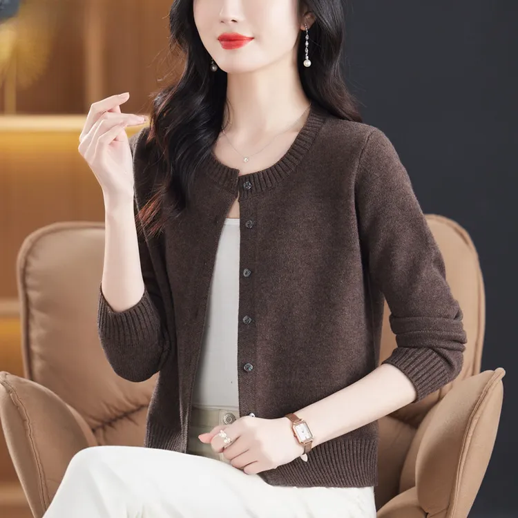 羊毛衫女圆领妈妈针织开衫外套早秋洋气短款毛衣外搭