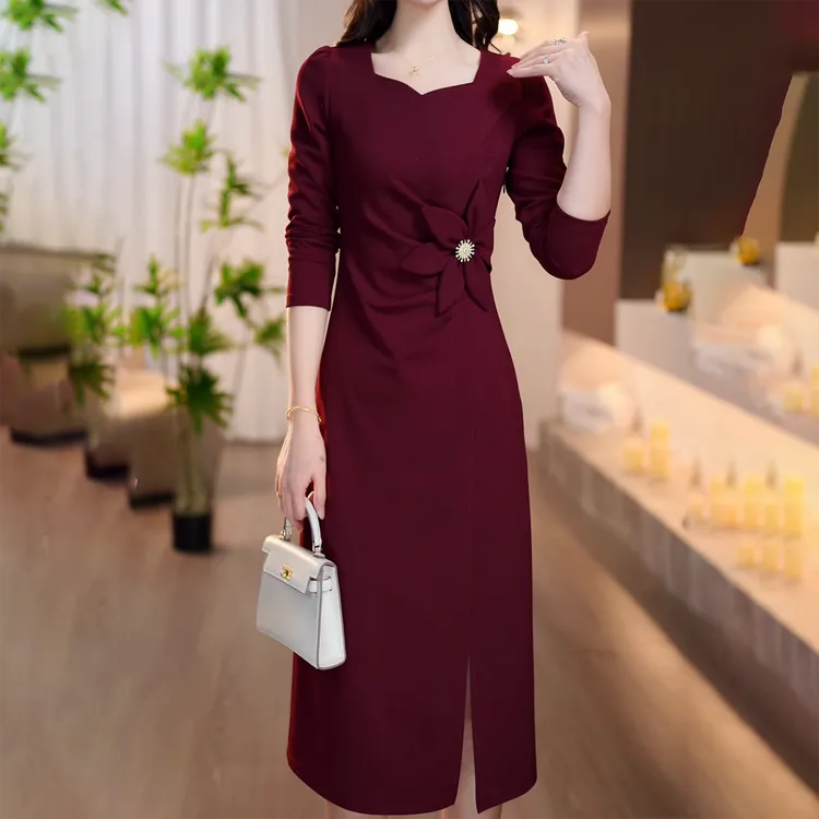 连衣裙2025秋季新款酒红色腰部浮花名媛优雅时尚气质显瘦中长款