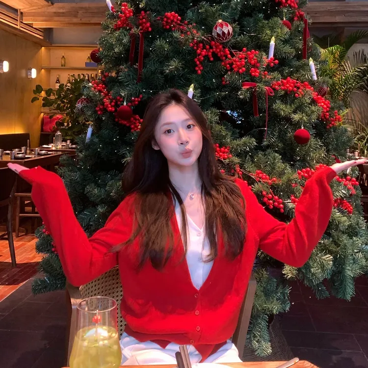 高级感撞色假两件V领针织开衫女秋冬温柔气质内搭外穿毛衣时尚