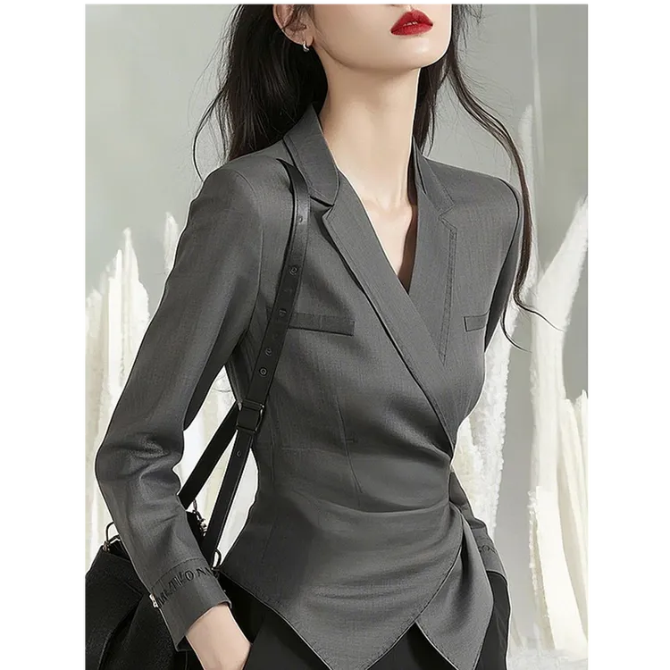 今年流行漂亮高级感好看上衣别致设计感灰色收腰短外套小西装衬衫