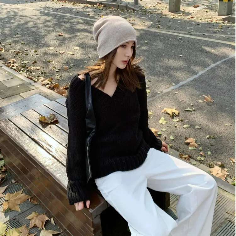 韩系慵懒风高级感黑色V领宽松毛衣女款秋冬季加厚内搭针织衫上衣