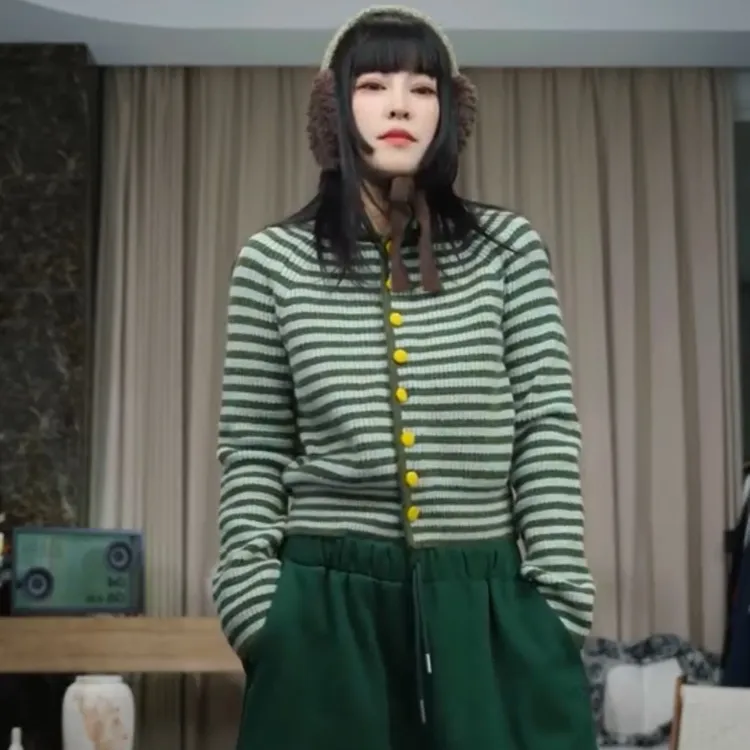 infobyfive2025秋冬新款小绿小黄扣条纹针织开衫毛衣壹NF0510224