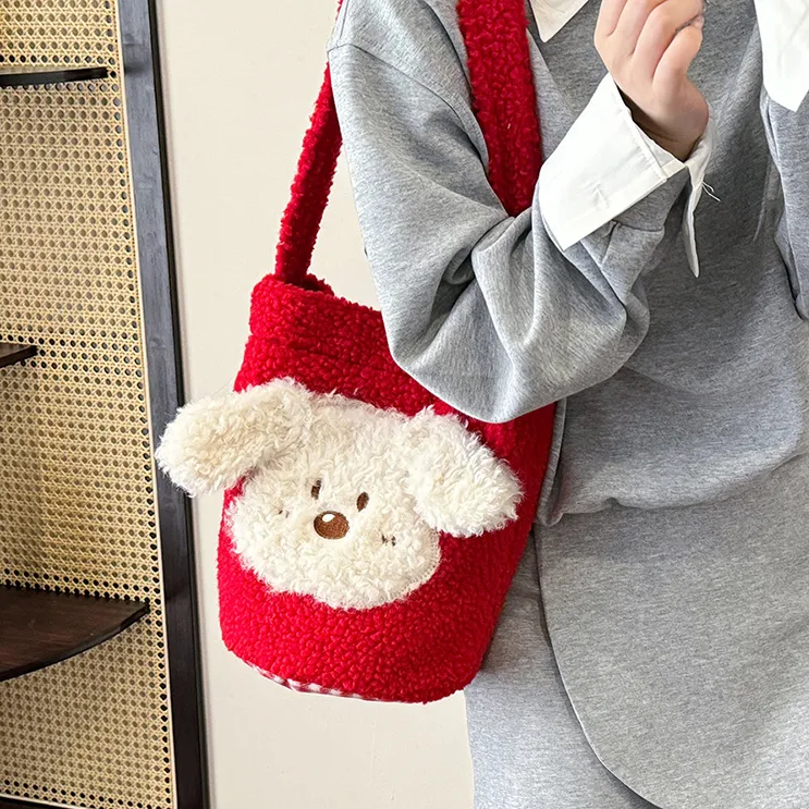 毛绒绒红色水桶包包女款可爱狗狗单肩包通勤卡通刺绣秋冬学院风潮