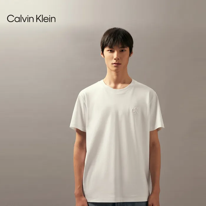 CK Jeans25早春新款男士简约浮雕字母纯色休闲圆领短袖T恤J327595