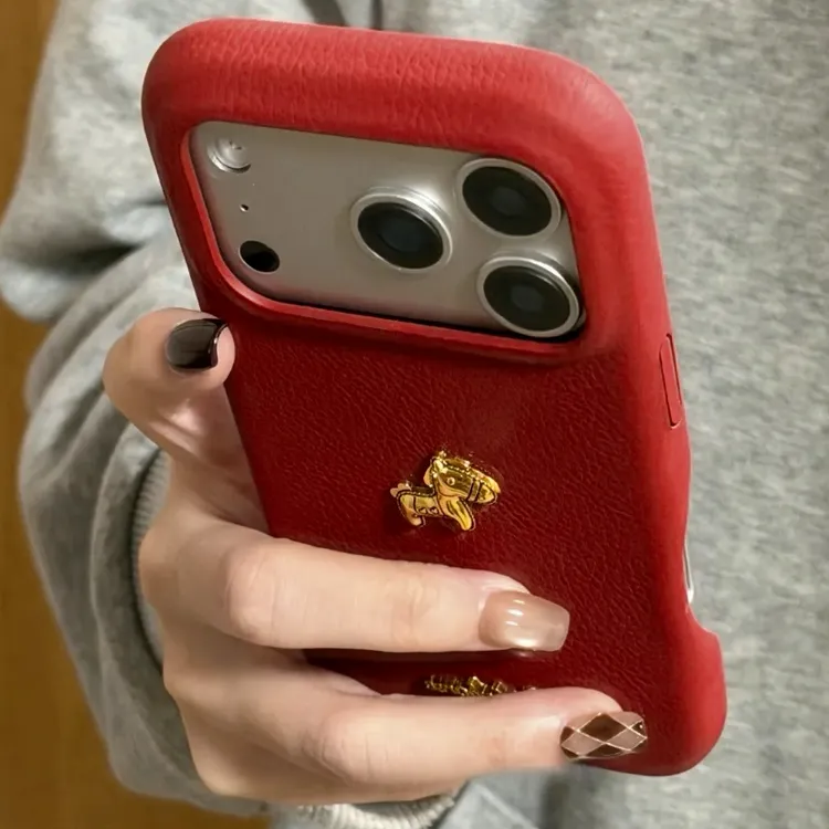 喜庆新年红色皮纹立体金马适用苹果17promax手机壳iPhone16pro新