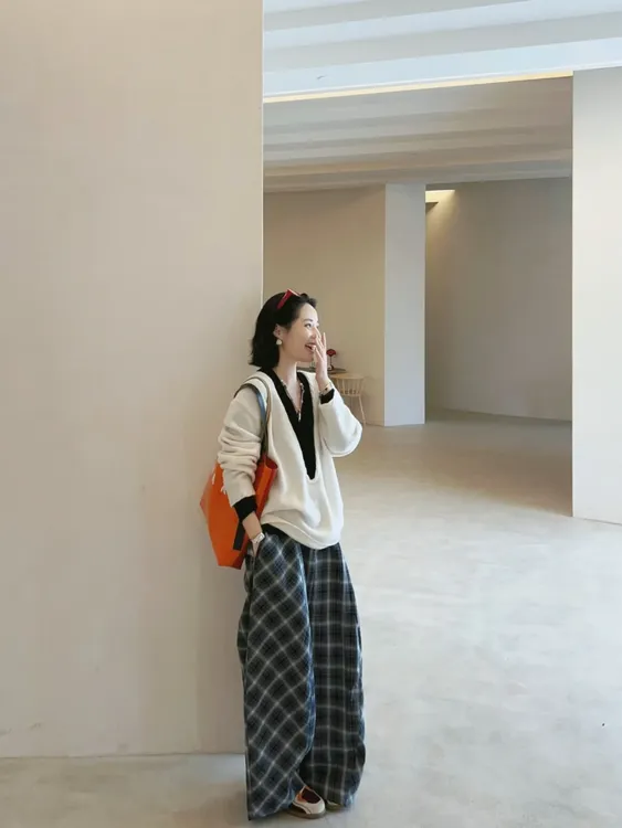 2025早秋一整套女松弛感穿搭假两件V领针织上衣搭配格子裤两件套