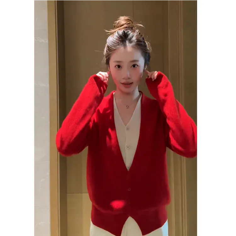 秋冬流行穿搭一整套女2025新款圣诞红色针织开衫叠穿背心两件套