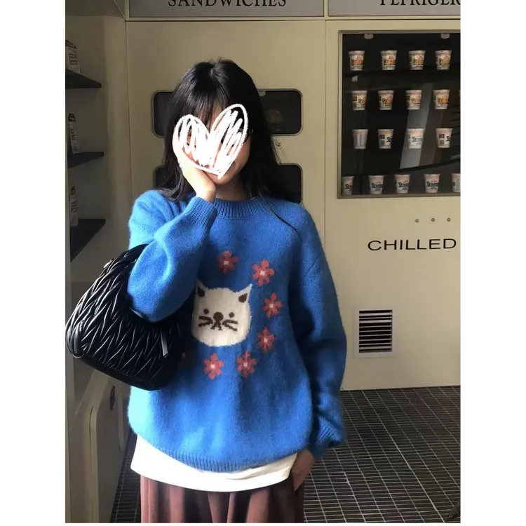 早秋松弛感穿搭软糯慵懒风减龄系针织衫克莱因蓝猫咪提花毛衣