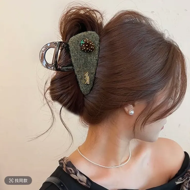 茵语饰品  新款立体草莓毛毡三角抓夹女2025发夹高级感好看鲨鱼夹