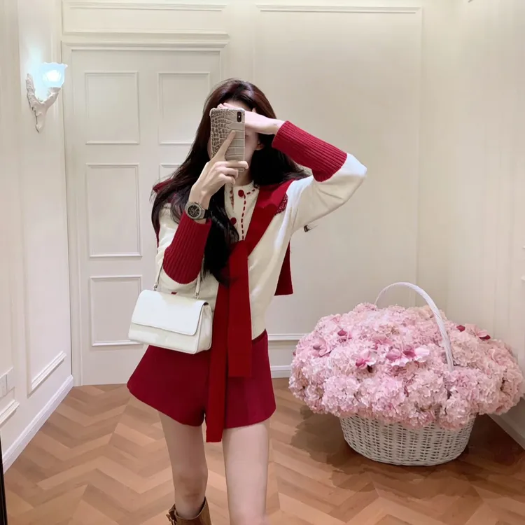 2026秋冬新款圣诞氛围感穿搭针织衫女毛衣披肩百搭红色短裤两件套