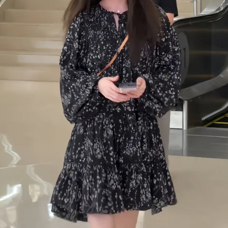 茶歇法式黑色碎花连衣裙女款初秋新款气质时尚简约风胖mm遮肉短裙