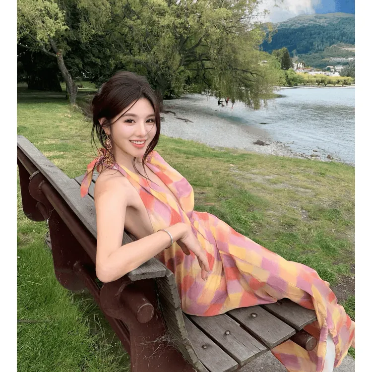 【春日调色盘】2025春季新款格纹纯欲露背连衣裙挂脖系带连衣裙