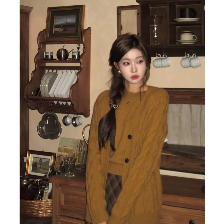 秋冬穿搭一整套女2026新款懒惰风麻花针织开衫背心格纹短裙三件套