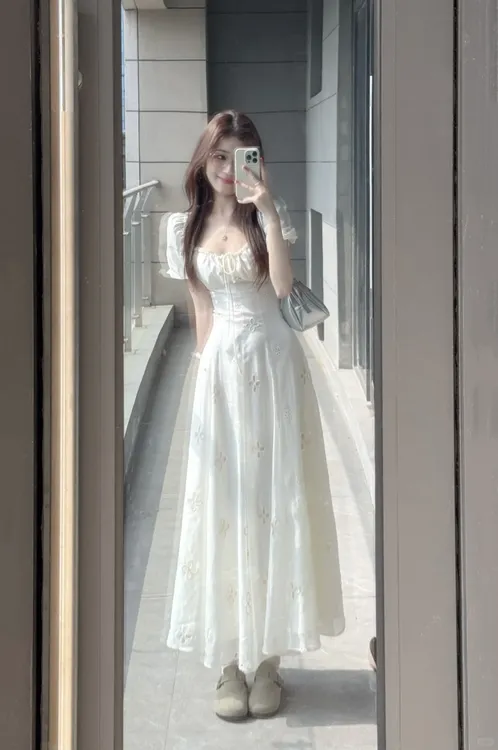 温柔风泡泡袖系带方领连衣裙子女绣花镂空设计感法式气质长裙夏季