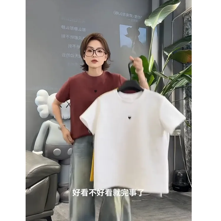今年秋冬流行爆款穿搭上衣2025新款韩版减龄显瘦百搭爱心短袖T恤