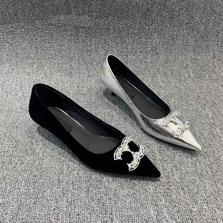 歌龙贝尔2025年春季新款，金属扣饰带钻，小尖头设计，小描跟4厘米。