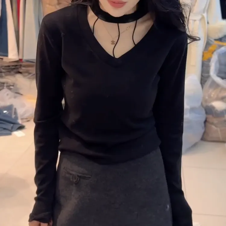 2026新款百搭显瘦V领T恤女镂空长袖修身打底衫上衣LK2509180