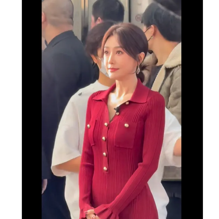 秦岚同款新年战袍红色连衣裙女简约翻领纽扣装饰酒红色针织裙子