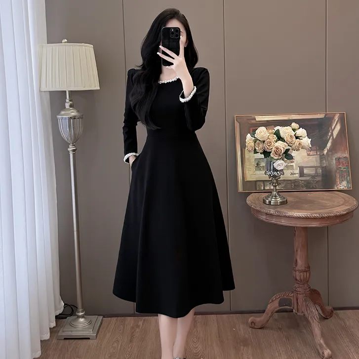 赫本风轻奢小黑裙2025秋新款名媛气质时尚大码钉珠简约显瘦连衣裙