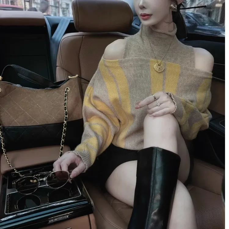 今年流行多巴胺黄色条纹高领毛衣秋冬新款时尚洋气露肩针织衫上衣