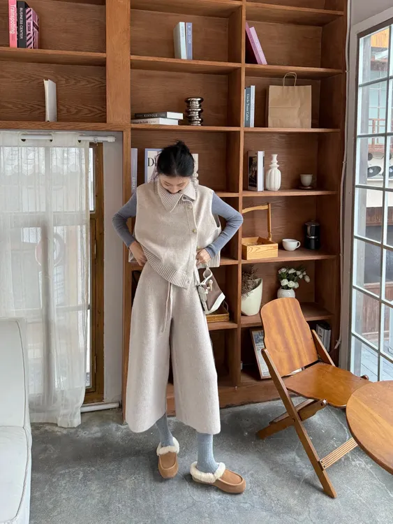 2025秋冬新款韩系穿搭打底衫斜高领针织马甲搭配休闲裤气质三件套