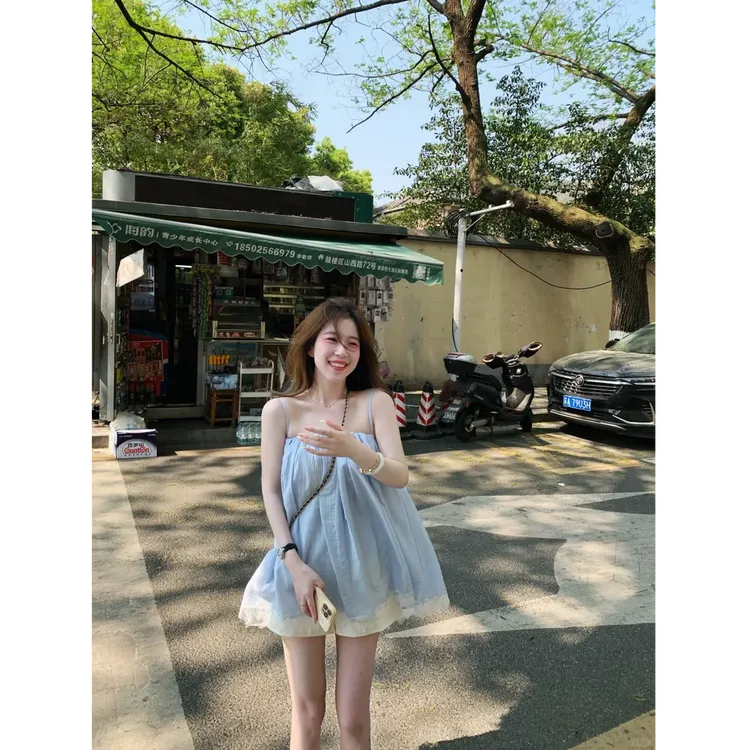 2025夏季新款超火今年流行温柔风蓝色花边吊带上衣高腰短裤两件套