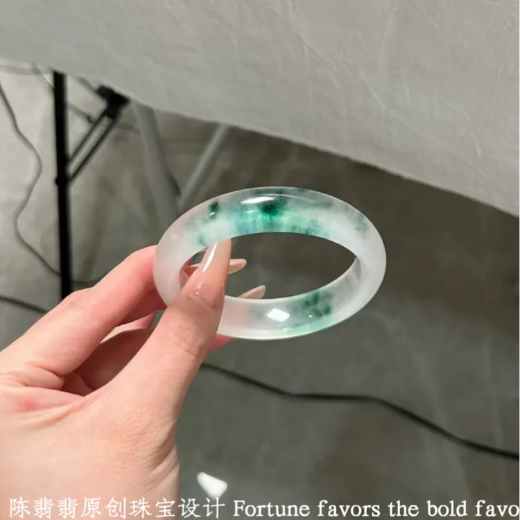 高冰绿色飘花玉手镯独龙玉手镯冰种油青手镯高冰石英岩玉手镯送礼
