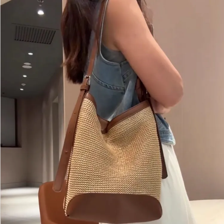 海边休闲编织水桶包包女式2025新款夏天超火大容量草编托特腋下包