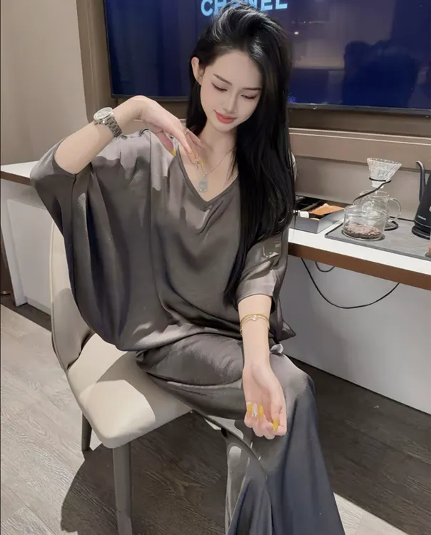 韩系松弛感巨舒服夏季气质缎面V领蝙蝠袖上衣搭垂感阔腿裤套装