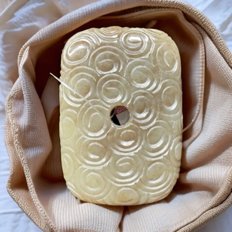 仿古龙扣牌新疆和田玉糖玉雕刻俏色精雕