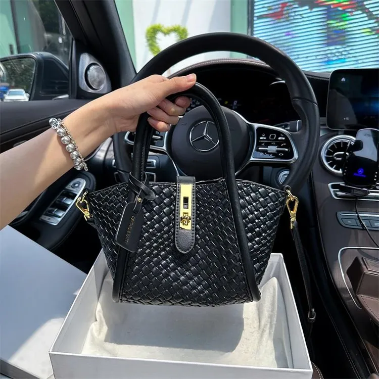 新款水桶包包香港品牌小众爆款编织纹菜篮子包包女士2025轻奢新款水桶包包通勤