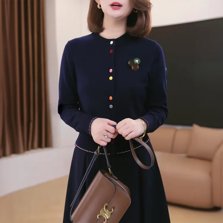 高级感彩扣针织开衫女2025秋冬新款上衣显瘦圆领藏青色毛衣外搭