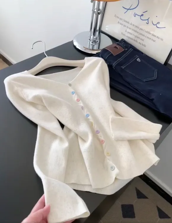 设计感V领彩色纽扣长袖针织开衫女秋冬季不规则别致修身甜美上衣