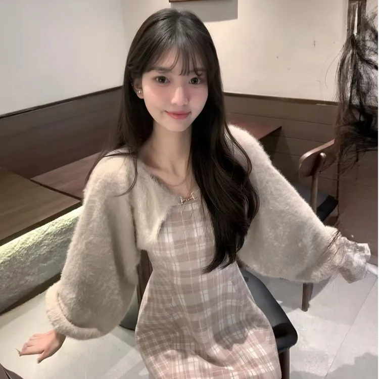 樱花妹妹清楚系甜美毛茸小香风针织开衫+短款格纹吊带裙两件套女