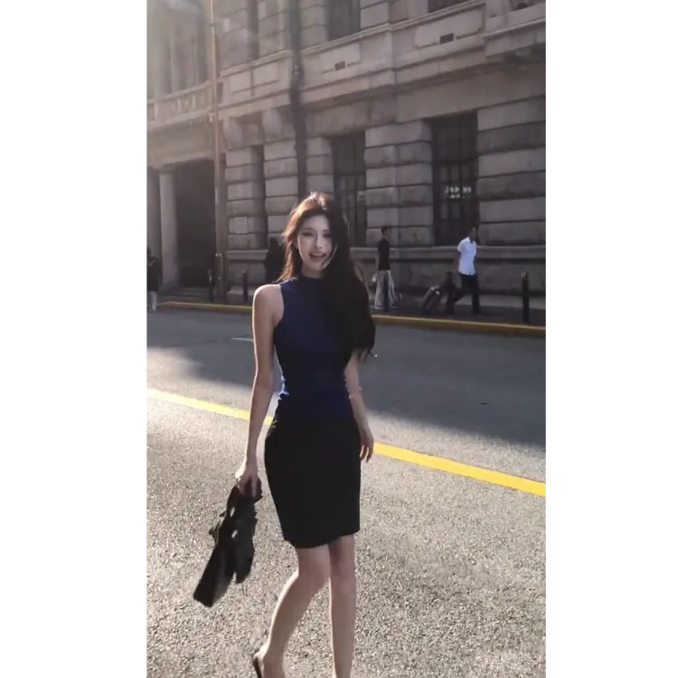 纯欲气质蓝色无袖针织背心女2025新款设计感辣妹包臀半身裙两件套