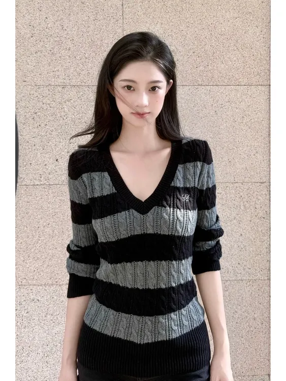 黑灰色条纹针织衫上衣女秋慵懒高级感减龄气质独特超好看V领毛衣