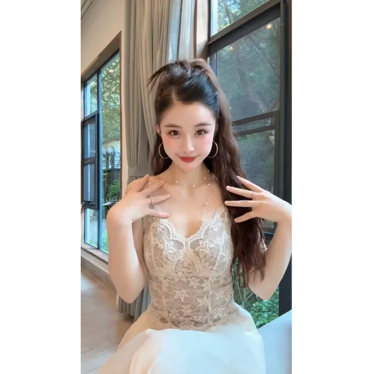 洋洋优选-法式纯欲性感辣妹自带杯垫加薄绒内搭蕾丝V领美背YY6099