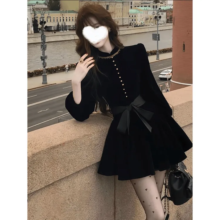 黑色丝绒长袖连衣裙秋季新款赫本风高端气显瘦质配裙裤外套短裙子