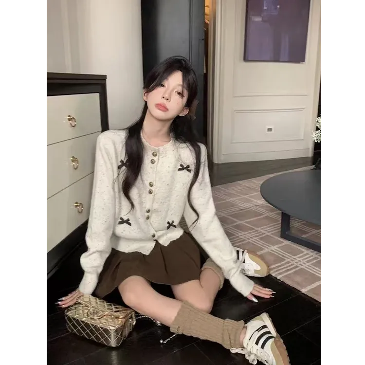小香风燕麦色蝴蝶结长袖针织衫外套女2025秋季新款设计感洋气毛衣