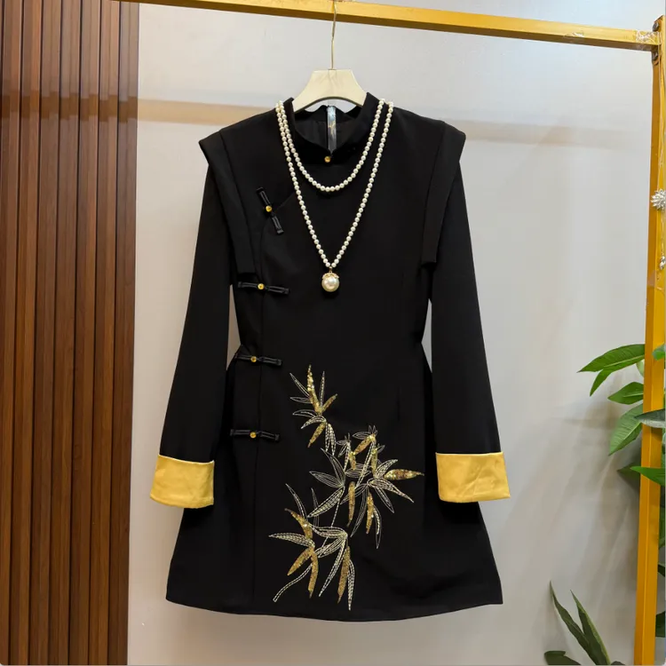 新款大码女装时尚轻奢气质显瘦新中式复古风盘扣点缀连衣裙