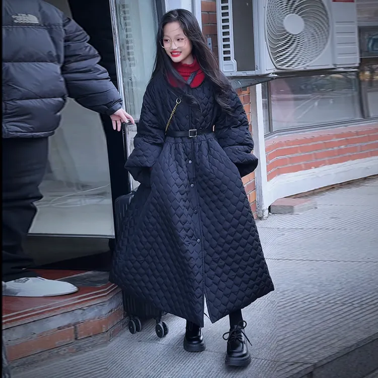 女童2025年冬季设计感过膝长款百搭加绒加厚菱格棉服2026新年战袍