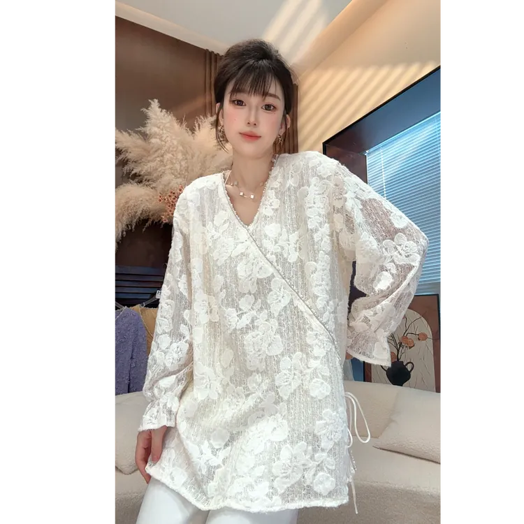 《浪漫蕾丝》法式珍珠V领拼接白蕾丝长袖套头宽松绣花衬衫