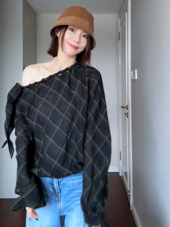 法式黑色单肩斜肩露肩衬衫女设计感小众宽松气质格纹衬衫女2025秋