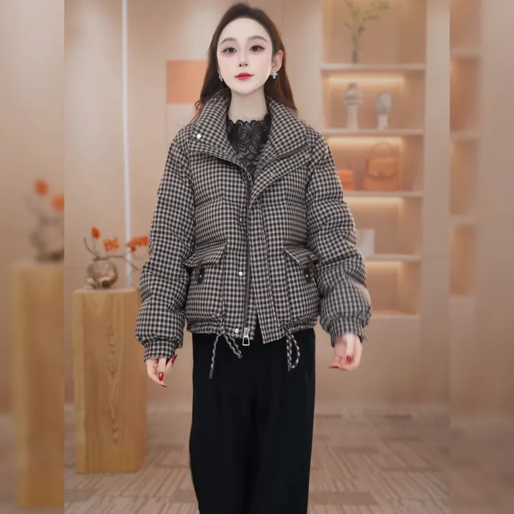 妍2025年冬季新款气质百搭时尚洋气保暖加厚短款格子羽绒服