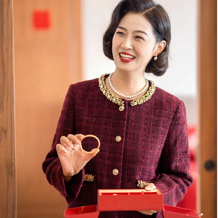 2025喜婆婆婚宴礼服红色小香风套装女轻奢减龄秋冬高级感千金时尚