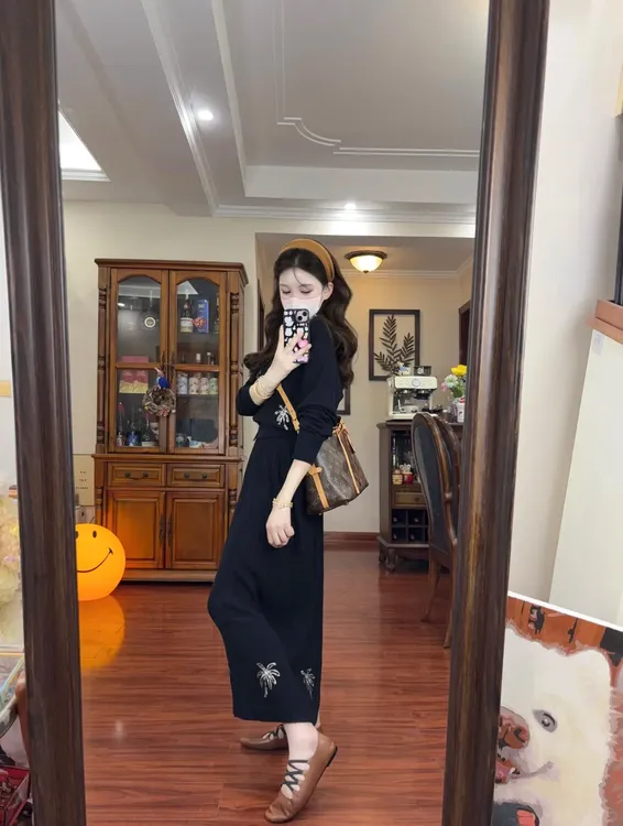 2025入秋新款韩系大方得体黑色亮片针织上衣搭配半身裙气质两件套