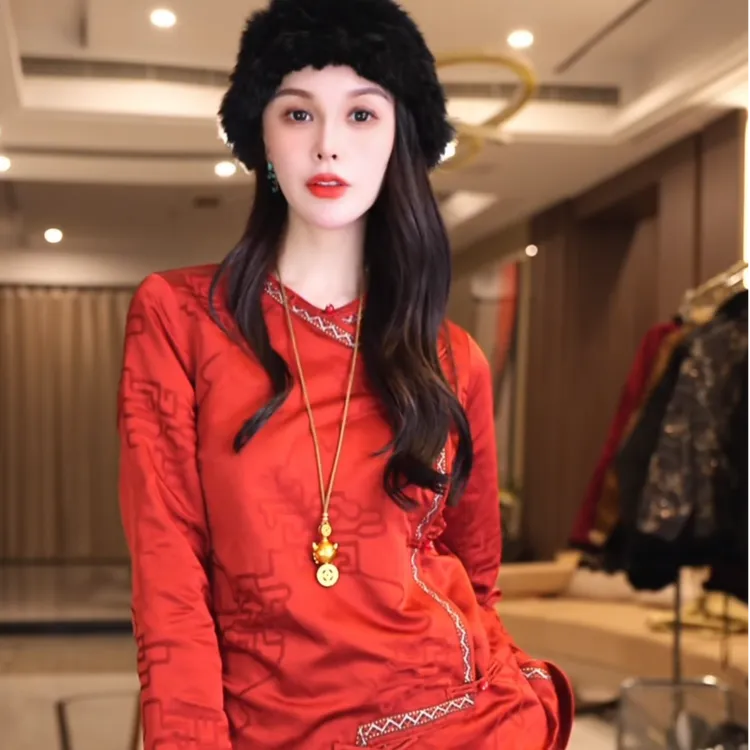 飞儿【纹饰上衣】2026春节新款时尚百搭气质打底衬衫上衣